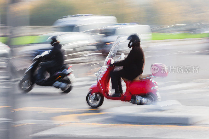 在拥挤的城市交通中骑摩托车的人