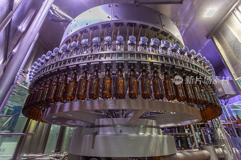 啤酒厂的啤酒装瓶生产线。