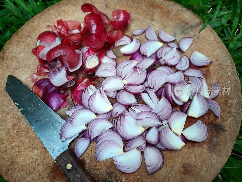 切红洋葱-准备食物。