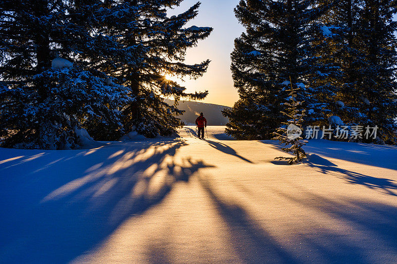 户外探险滑雪旅游与风景秀丽的山背景