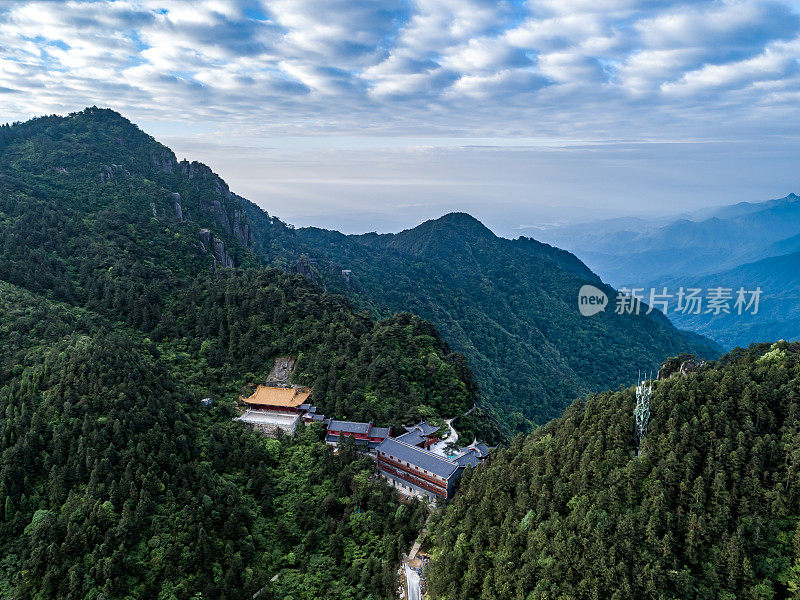 山地和绿色森林的航空摄影