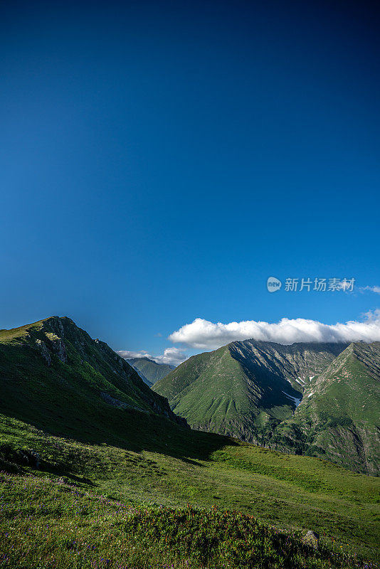 高加索山脉上美丽的风景