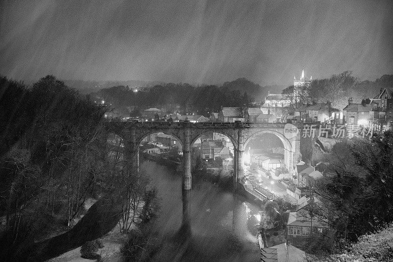 Knaresborough铁路高架桥在冬季暴风雪的夜晚英格兰北约克郡