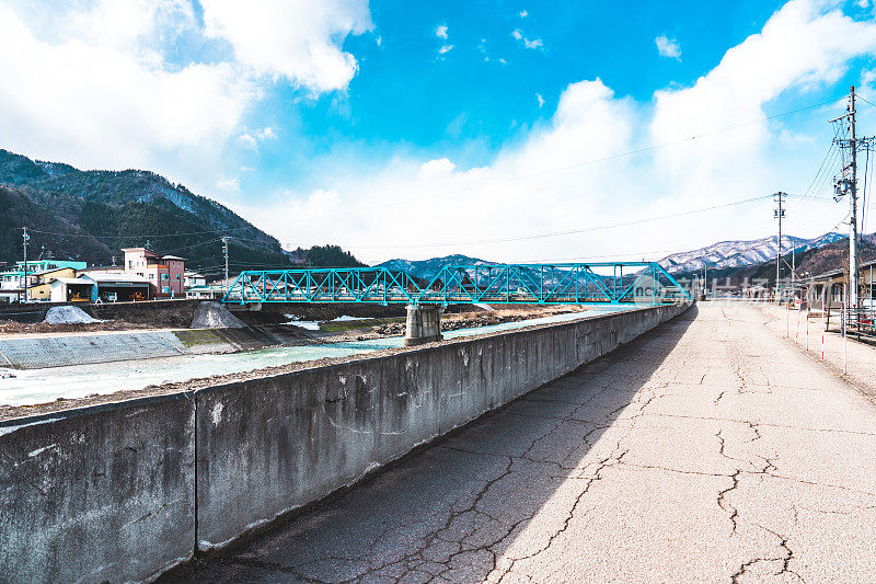 富山乡，日本岐阜县的农村地区，有飞驒河碧水