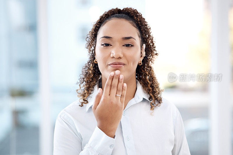 肖像，聋哑人和黑人女性在办公室感谢，手和手势在模糊的模型背景。面部、人工耳蜗和残疾由女员工的手语、符号或沟通