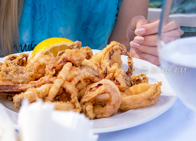 在海边吃午餐