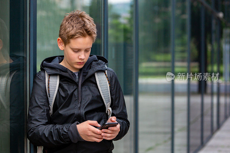 青少年男生使用手机学习