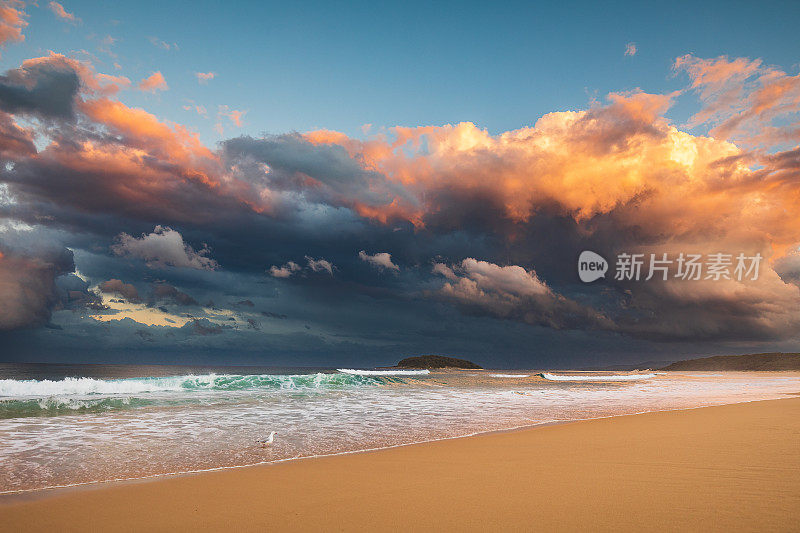 日落照亮的海洋上戏剧性的风暴单体系统的海岸海景