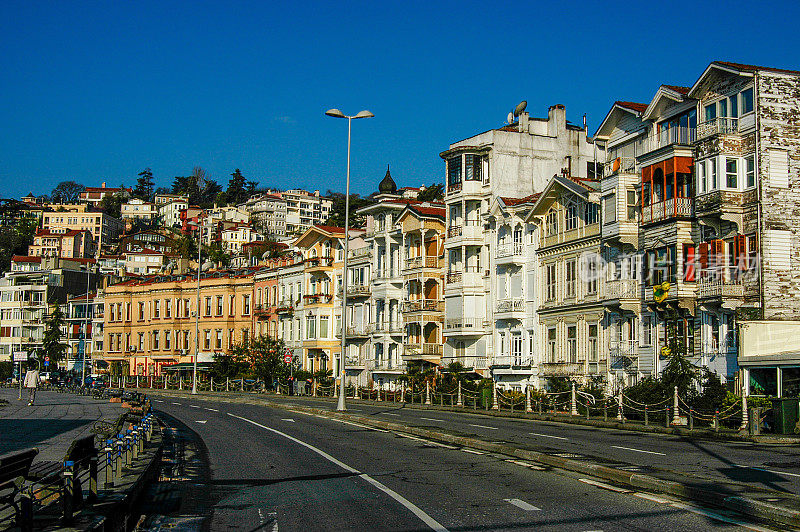 相邻的建筑物和沿海道路在Sarıyer