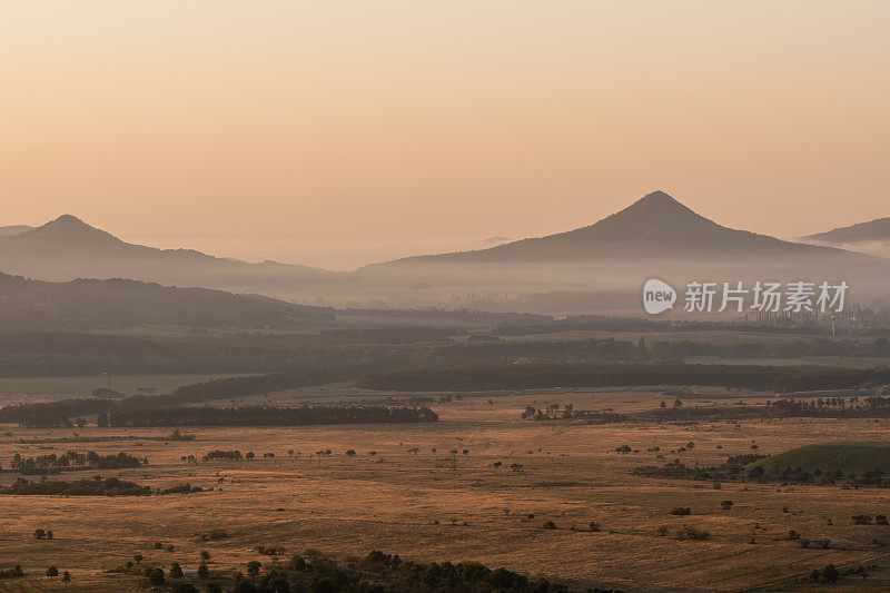 日出时巴拉顿高地的群山