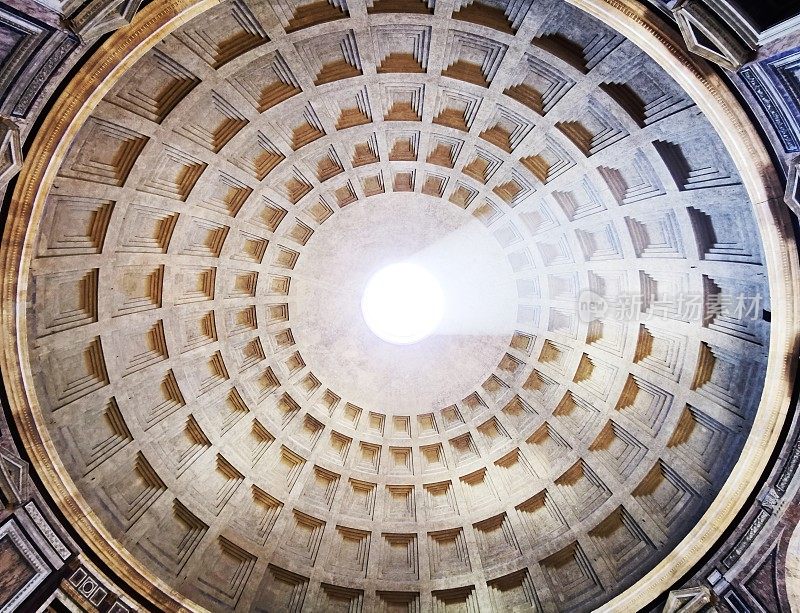 意大利罗马万神殿圆顶上的光束