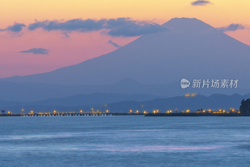 黄昏宁静:从神奈川海岸线看富士山