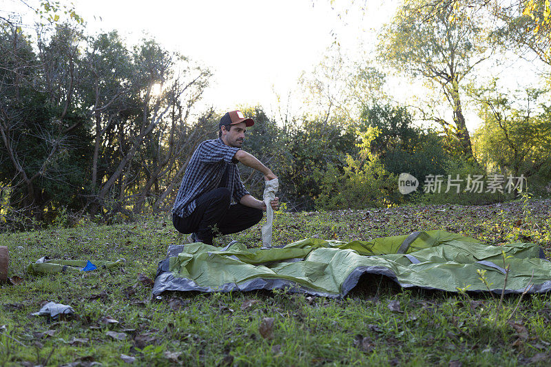 一个人在户外搭帐篷