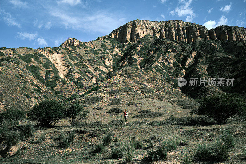 快乐的女游客正在拍摄她的登山视频