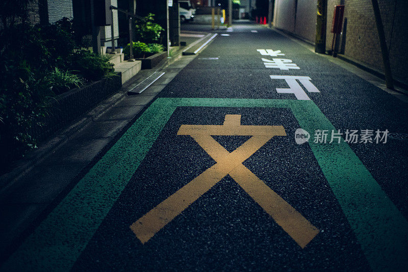指示学校路线的日本路标。