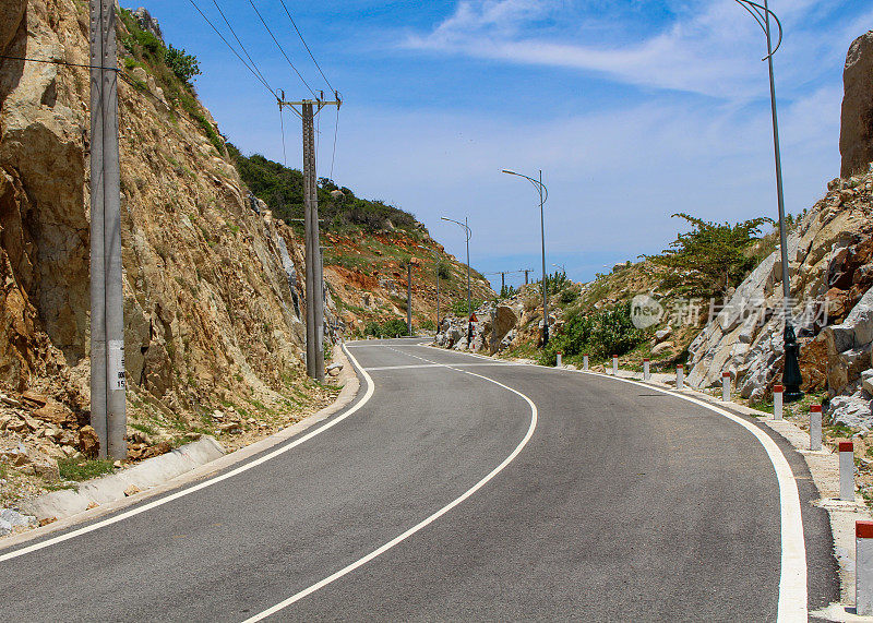 在越南中部的宁顺省，这条公路蜿蜒在多岩石的山脉之间
