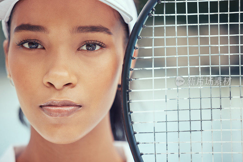 网球运动，面对黑人女性和健身生活方式的动机。强有力的球拍，运动员的焦点和强女孩的特写。锻炼训练，对竞技游戏和放大视野特写有信心