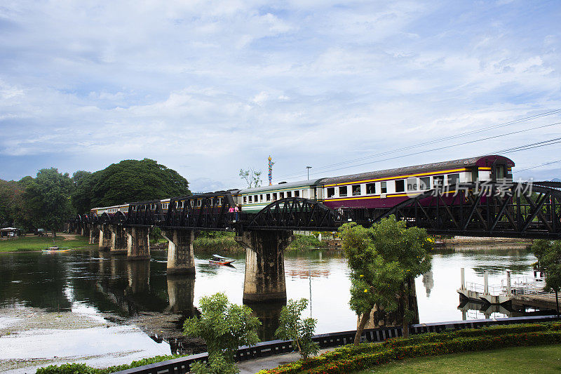钢铁路桥横跨桂河的地标，纪念碑，历史遗迹和纪念碑，第二次世界大战的泰国人，外国游客旅游参观和火车运行在泰国北碧府