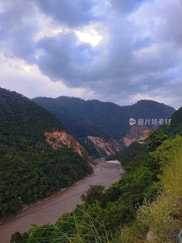 流经印度喜马拉雅山脉的季风河流