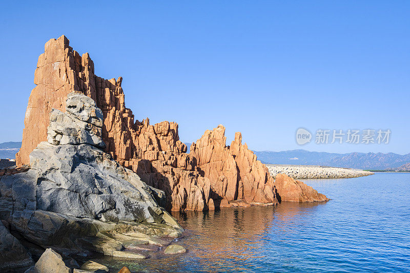 阿尔巴塔克斯的红岩，位于意大利撒丁岛东海岸的一个沿海村庄