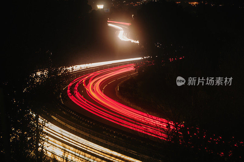 夜晚的高速公路上有灯光