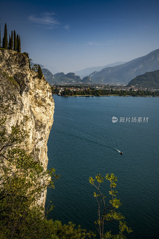 意大利加尔达湖北岸鸟瞰图