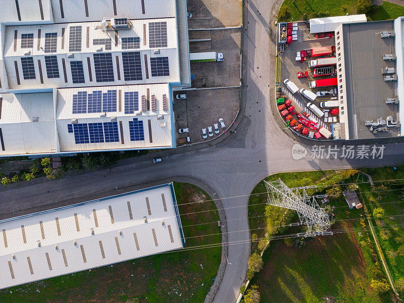 葡萄牙的物流中心鸟瞰图，顶部有太阳能电池板，附近有一个高压塔，以及相关的车队