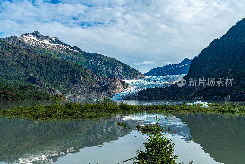 阿拉斯加朱诺的门登霍尔湖和门登霍尔冰川景观