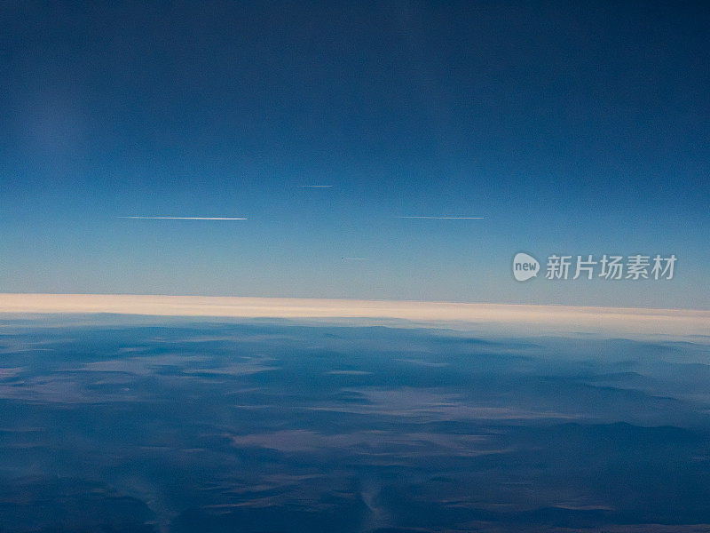 其他飞机在空中飞行的喷射气流