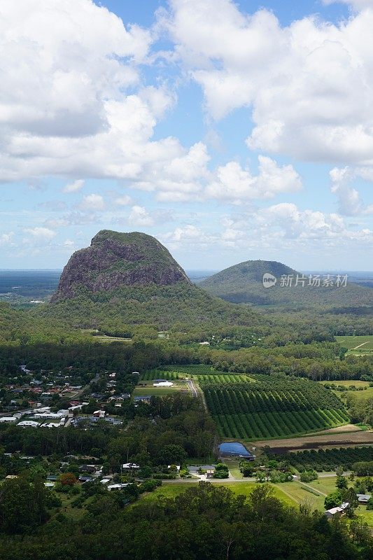 从澳大利亚昆士兰州玻璃屋山脉的Ngungun山顶俯瞰Tibrogargan山