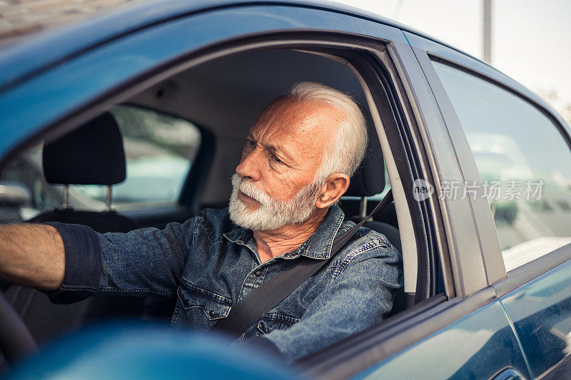 当有人在交通中冒犯司机时，他的脸气得扭曲了。