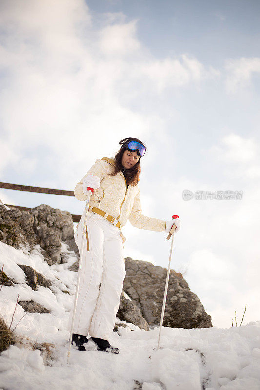 穿着雪鞋走在雪地里的女人