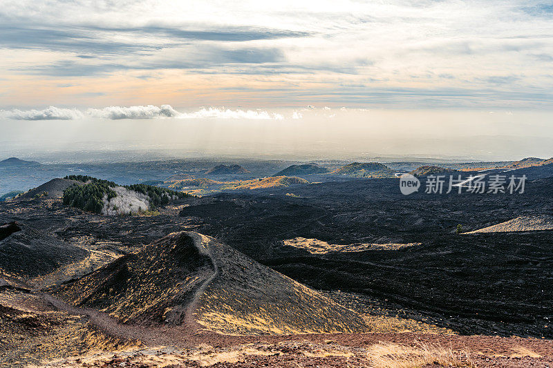 位于意大利卡塔尼亚西西里岛东海岸的埃特纳火山