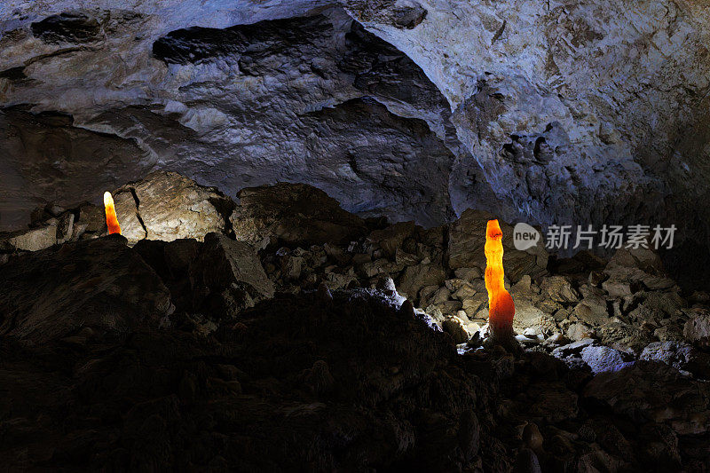 地下洞穴中钟乳石和石笋的美丽景色。