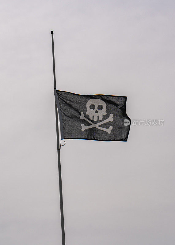 一面普通的海盗旗迎风飘扬。头骨和骨头