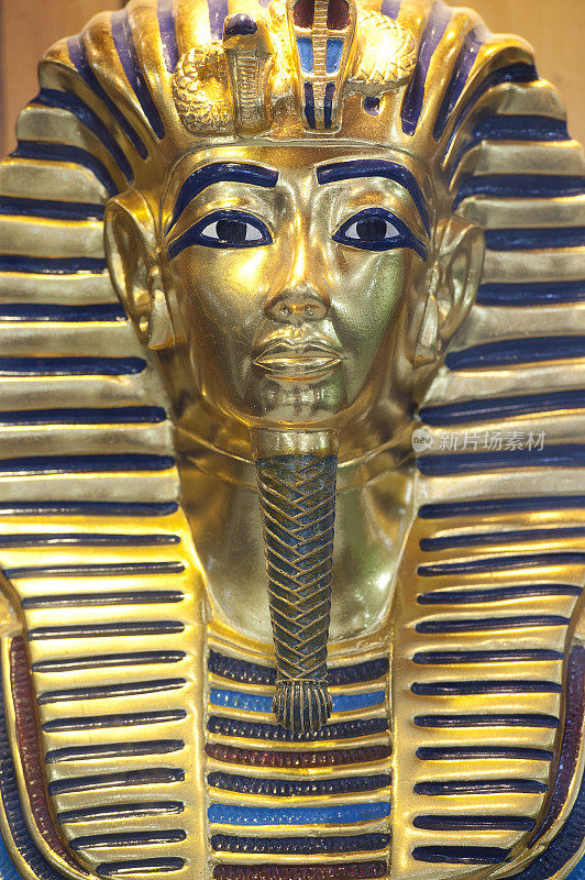 在埃及尼罗河卢克索国王谷的图坦卡蒙墓葬市场上的面具复制品