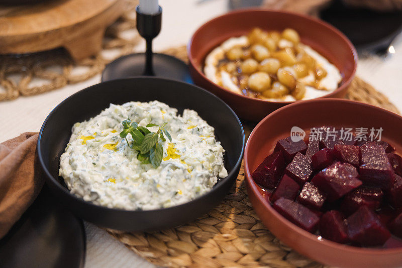 传统的土耳其meze和开胃菜在餐桌上