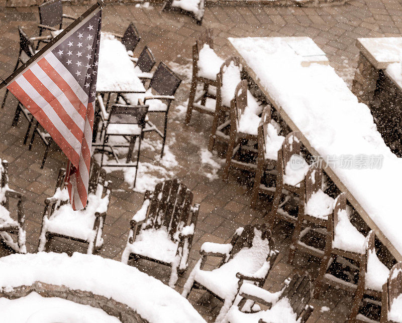 美国国旗悬挂在美丽的雪景在丽思卡尔顿-学士峡谷度假村，科罗拉多州雅芳。美国2024年