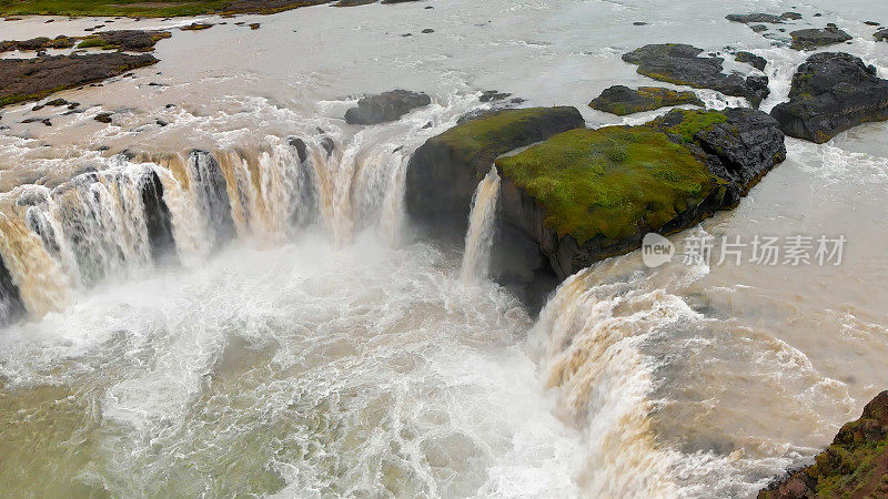 鸟瞰冰岛著名的戈达弗斯瀑布。戈达弗斯瀑布令人叹为观止的景色