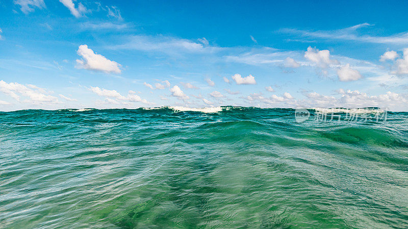 海洋风景优美，水下有海天浪，海滩有佛罗里达棕榈滩