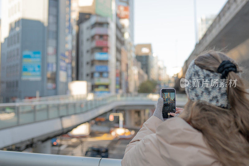 独自旅行者在日本拍照