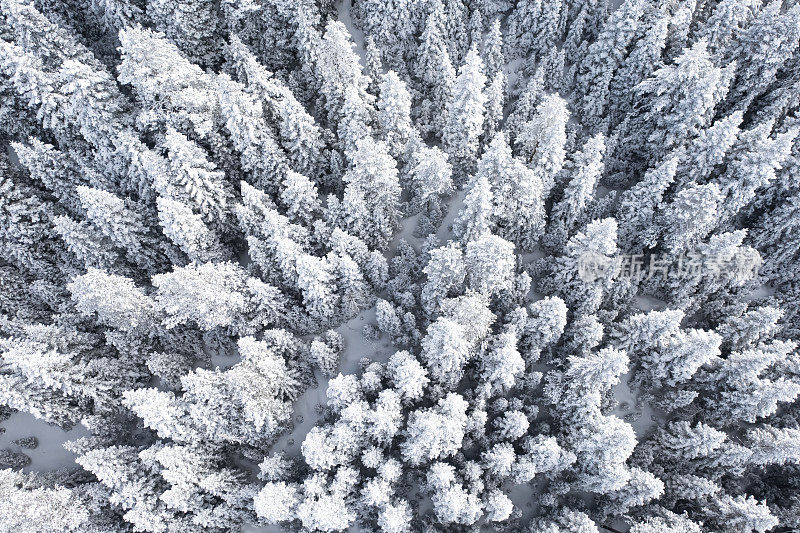 无人机拍摄的雪山鸟瞰图