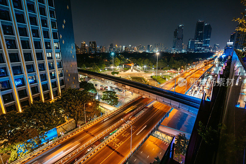 夜晚，泰国曼谷隆皮尼公园的拉玛四路的西隆区