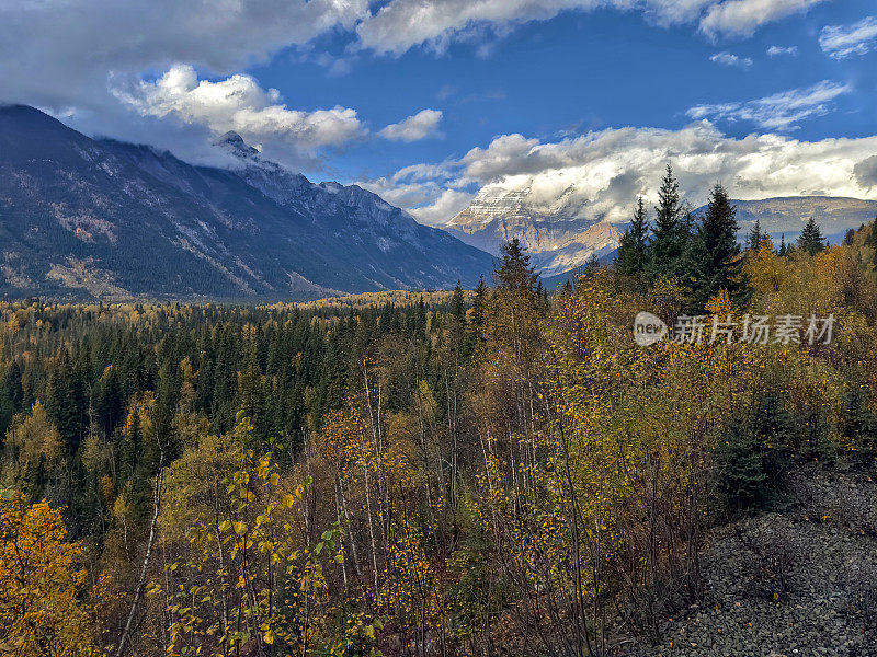 加拿大的罗布森山横跨一个山谷