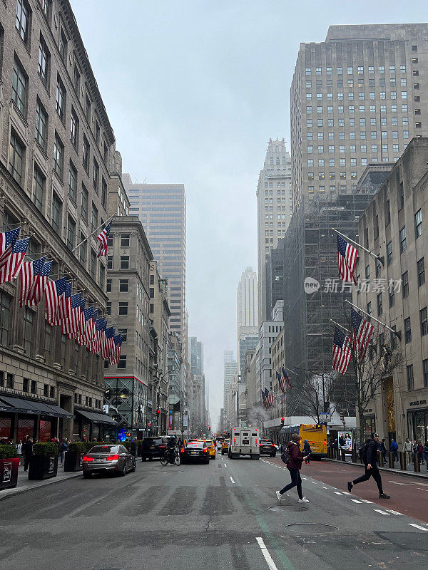 阴雨天，纽约市中心第五大道。
