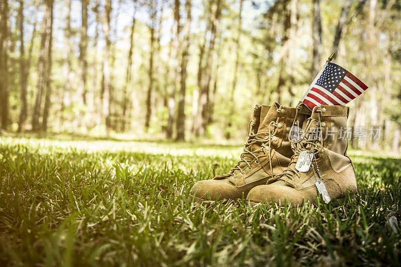 美国军靴，旗帜和狗牌在户外。