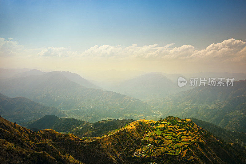 喜马偕尔邦恰尔山的风景。