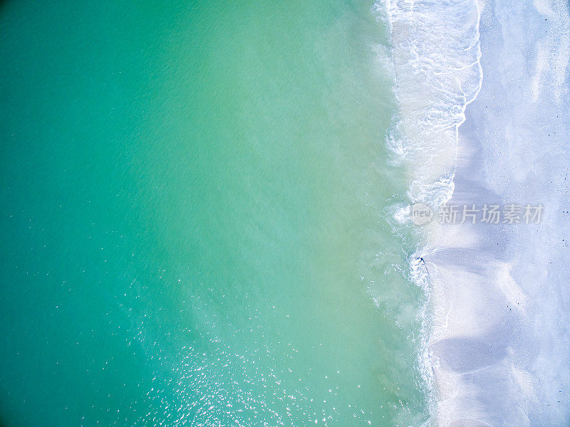 海浪和冲浪的鸟瞰图