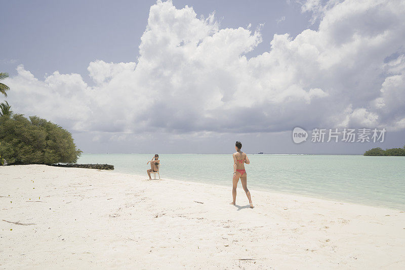 二、年轻美丽的女子，四月在马尔代夫小岛海滩的水边