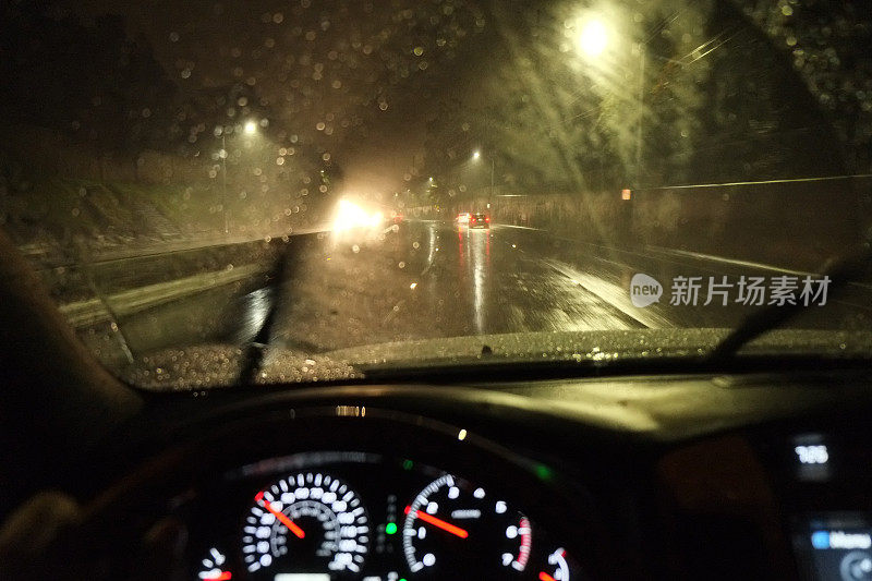 夜雨中行驶在高速公路上